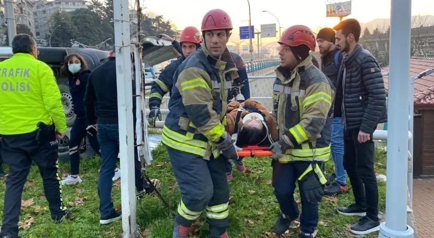 Cip ile çarpışan hafif ticari araç takla attı: 2 yaralı