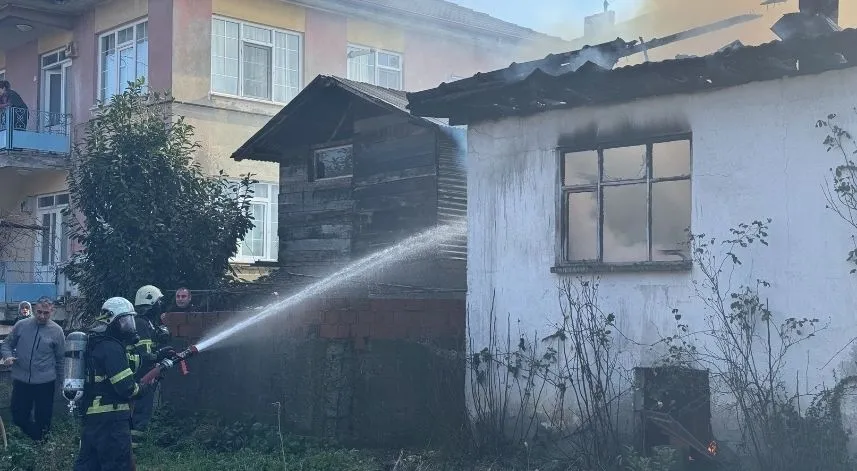 Yangın çıkan evdeki yaşlı kadın kurtarıldı