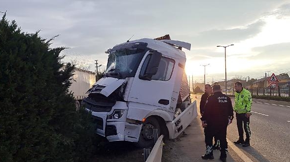 Refüjde trafik tabelasına çarpan TIR’ın sürücüsü kaçtı