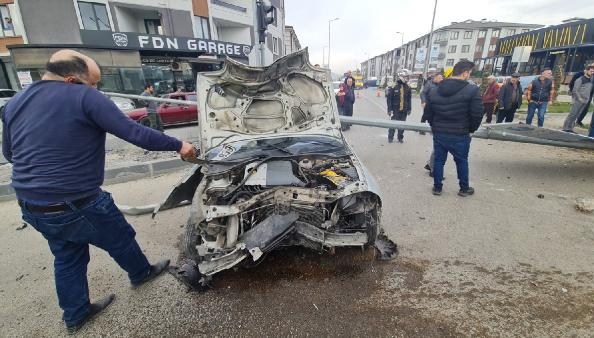 Aydınlatma direğine çarpan otomobil takla attı: 1 yaralı