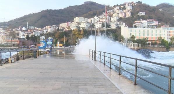 Ordu'da sahile vuran 5 metreyi bulan dalgalar hasara yol açtı