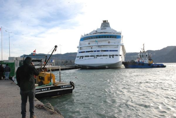 Rusya'dan kalkan kruvaziyer usturmaçalara çarptı: tamir için İstanbul'da