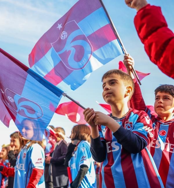 Ağaoğlu'ndan karne gününde öğrencilere hediye