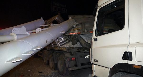 Freni boşalan TIR, 2 TIR'a çarptı; D-100 yolu ulaşıma kapandı