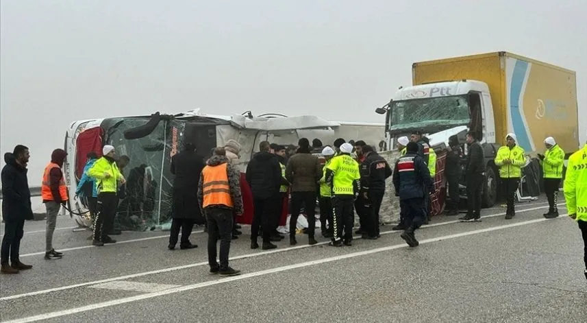 Malatya'da yolcu otobüsü devrildi: Çok sayıda ölü ve yaralı var 