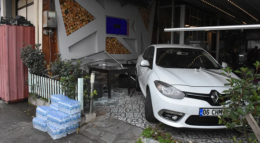 Ordu'da otomobilin kafeye girmesi sonucu 3 kişi yaralandı