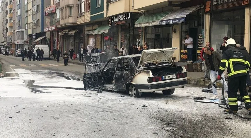 Araç sokak ortasında alev alev yandı