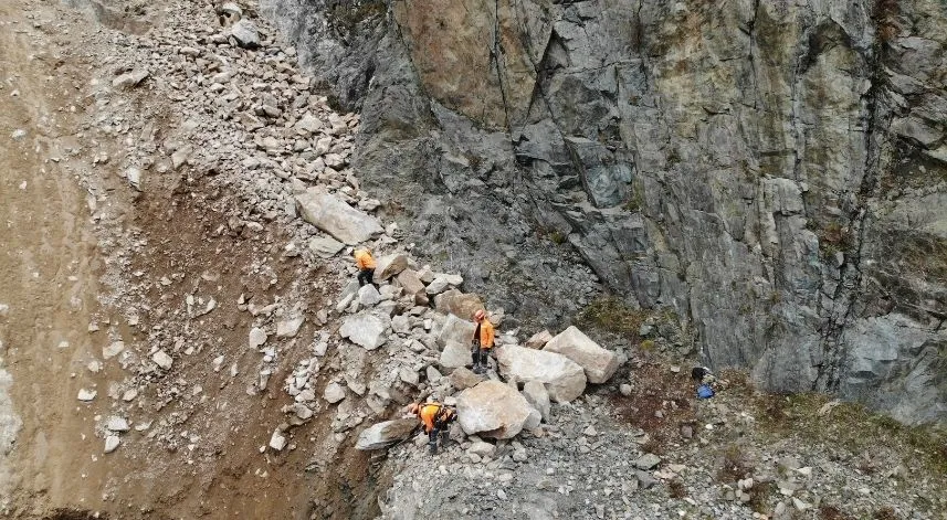 Artvin'de heyelanlar sonrası profesyonel dağcılar yamaçlarda kaya temizliğine başladı