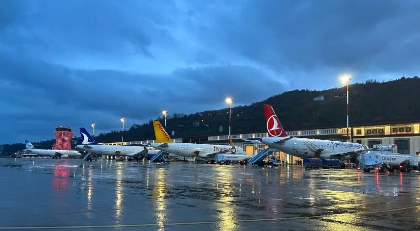 Trabzon'a inemeyen uçaklar Rize'ye iniş yaptı