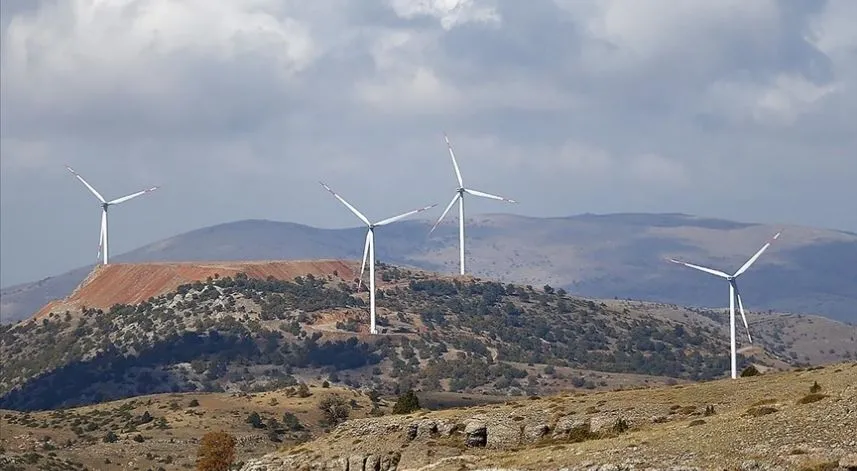 Bakan Bayraktar, rüzgardan elektrik üretiminde rekor kırıldığını bildirdi