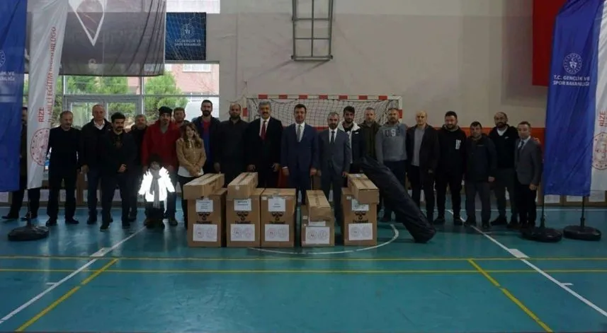 Rize'deki okulların spor kulüplerine malzeme yardımı yapıldı