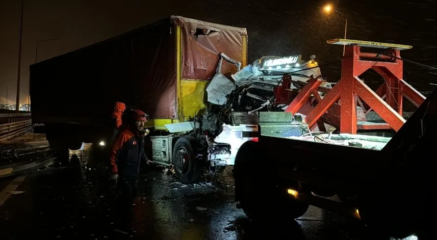 2 tırın çarpışması sonucu ulaşımda aksama yaşandı