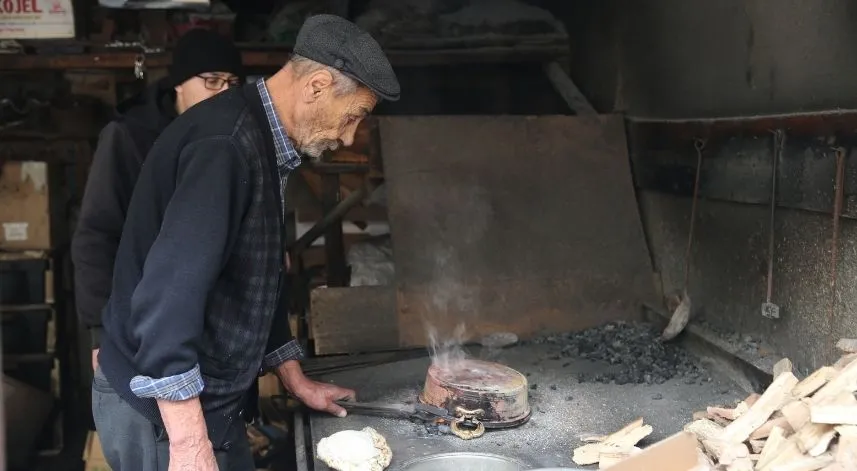 80 yaşındaki kalay ustası, mesleğini 70 yıldır sürdürüyor