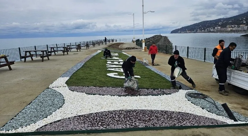 Çayeli'nde sahil dolgu alanında üstyapı çalışmaları devam ediyor