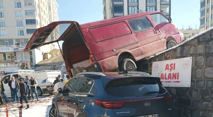 Buzlanan yolda kayan minibüs park halindeki otomobilin üzerine düştü