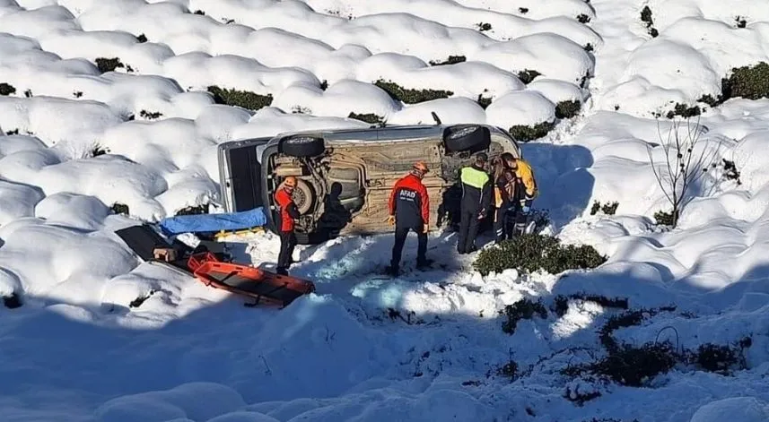 Rize'de buzda kayan otomobil çay bahçesine uçtu: 1 ölü