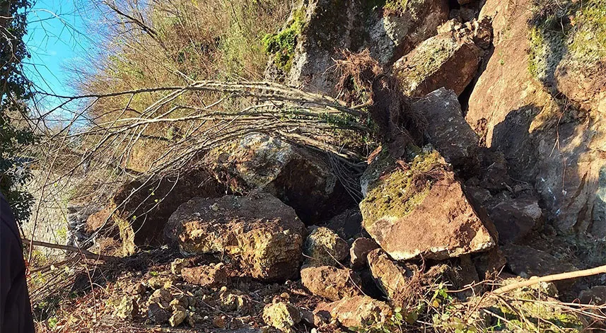 Toprak kayması sonucu düşen kayalar yolu ulaşıma kapattı