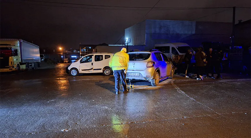 Samsun'da hafif ticari araçlar çarpıştı, 2 kişi yaralandı