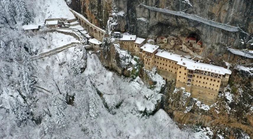 Sümela Manastırı beyaz örtüsüyle görüntülendi