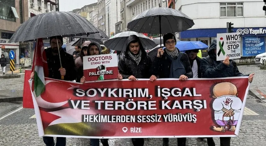 Rize'de sağlık çalışanlarından Filistin için sessiz yürüyüş