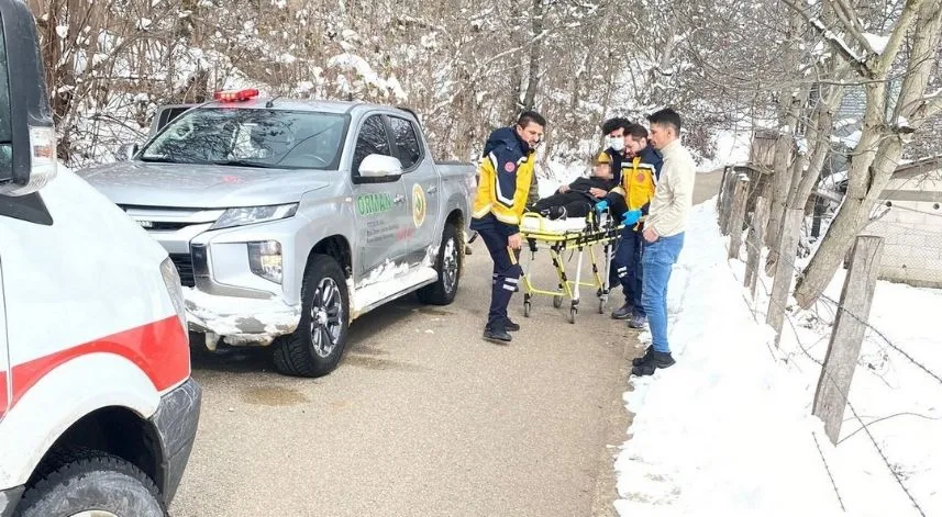 Traktör altında kalan kişi ormancılar tarafından kurtarıldı