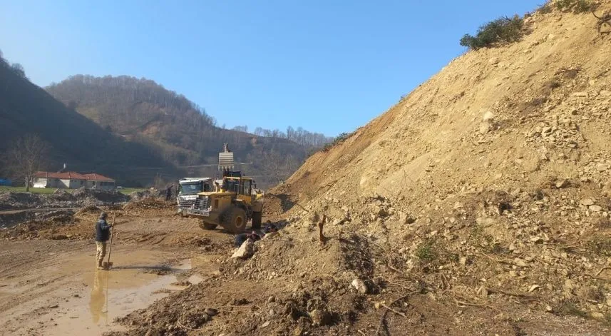 Düzce'de heyelan nedeniyle kapanan yolda çalışmalar sürüyor