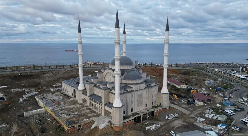 Doğu Karadeniz'in en büyük cami ve külliyesinin inşaatı sürüyor