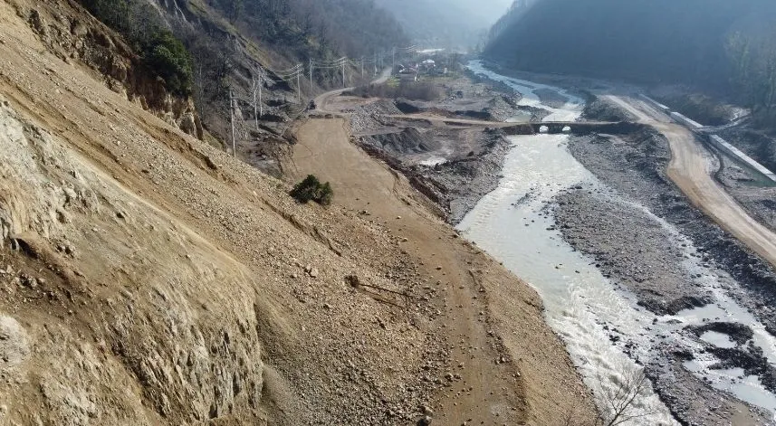 Düzce'de heyelan nedeniyle kapanan yolda çalışmalar sürüyor