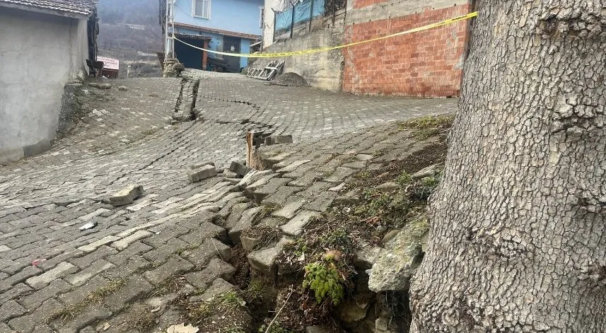 Tokat'ta bir köyde heyelan nedeniyle 10 evin sakinleri tahliye edildi