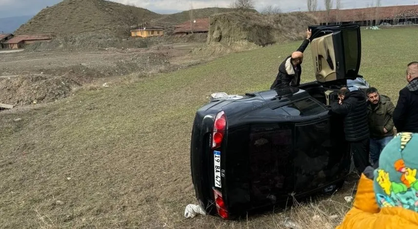 Otomobiliyle kaza yapan sürücüye vatandaşlar yardım etti