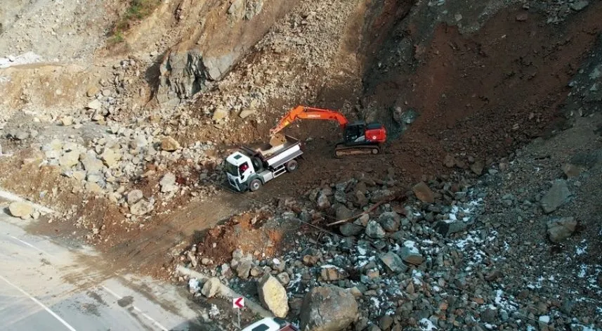 Heyelan sonra Haremtepe yolu üzerinde çalışmalar yapıldı