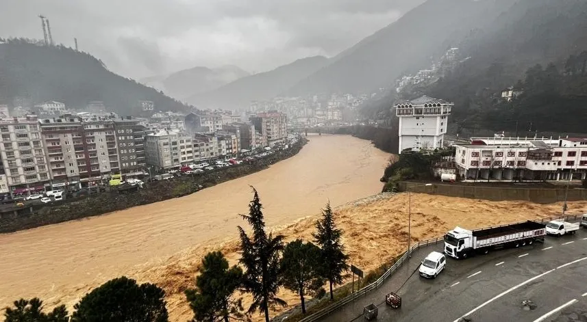 Artvin'de heyelan riski nedeniyle 3 bina boşaltıldı