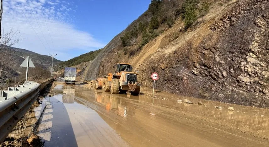 Artvin'de heyelan nedeniyle kapanan kara yolları kontrollü ulaşıma açıldı