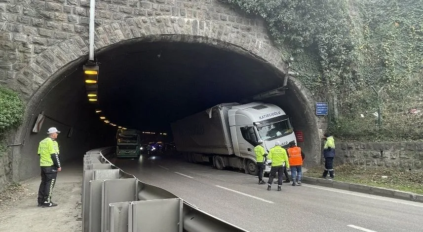 Trabzon'da tünel duvarına çarpan tırın sürücüsü yaralandı
