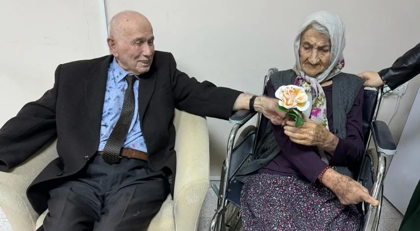 69 yıllık evli çift, hala birbirlerini evliliklerindeki ilk gün gibi seviyor