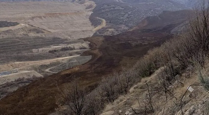 Erzincan'da maden faciası, göçük altında insanlar var