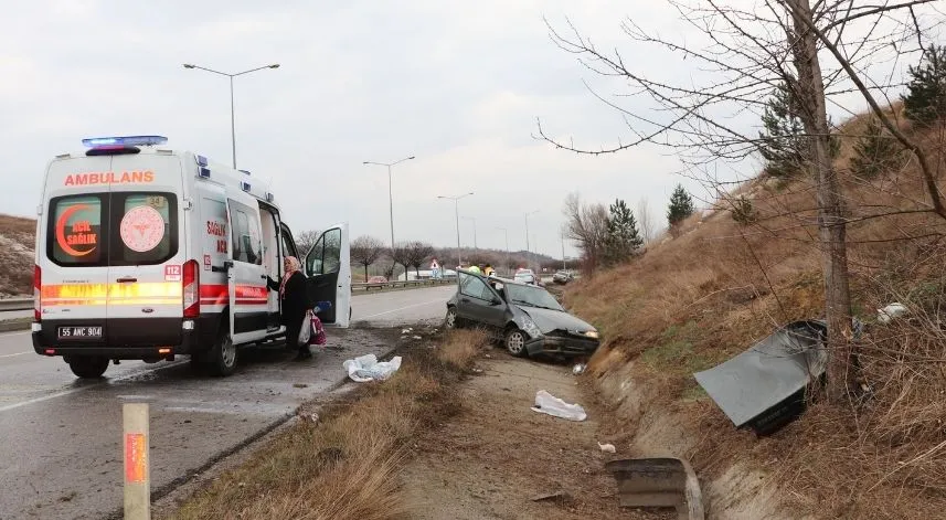 Su kanalına düşen otomobildeki 3 kişi yaralandı