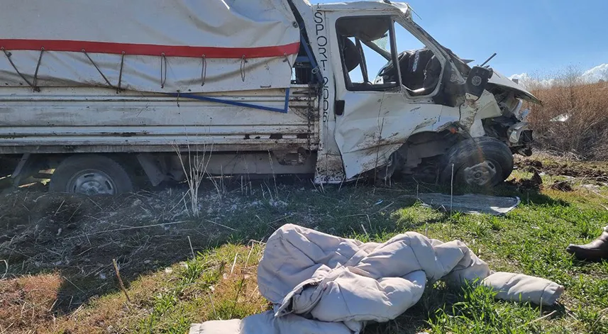 Şarampole devrilen kamyonetin sürücüsü yaralandı