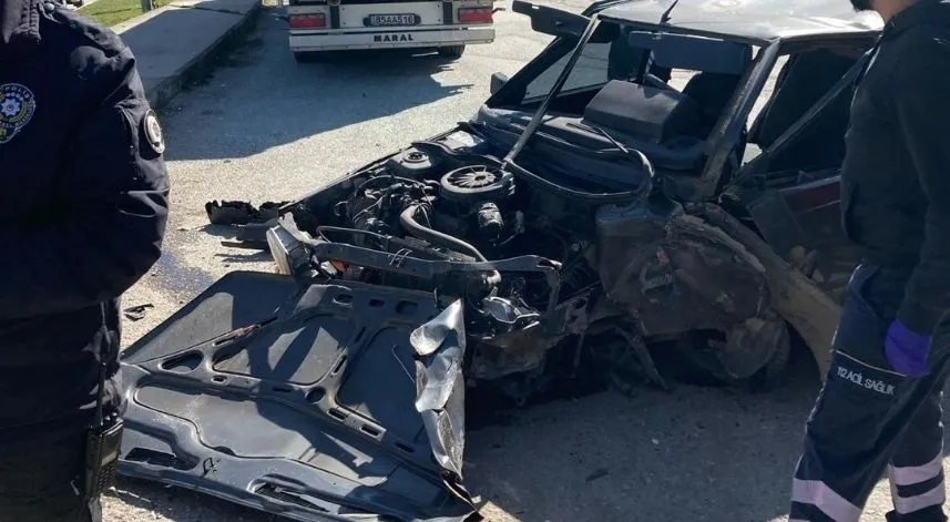 Beton bloka çarpan otomobildeki 2 kişi yaralandı