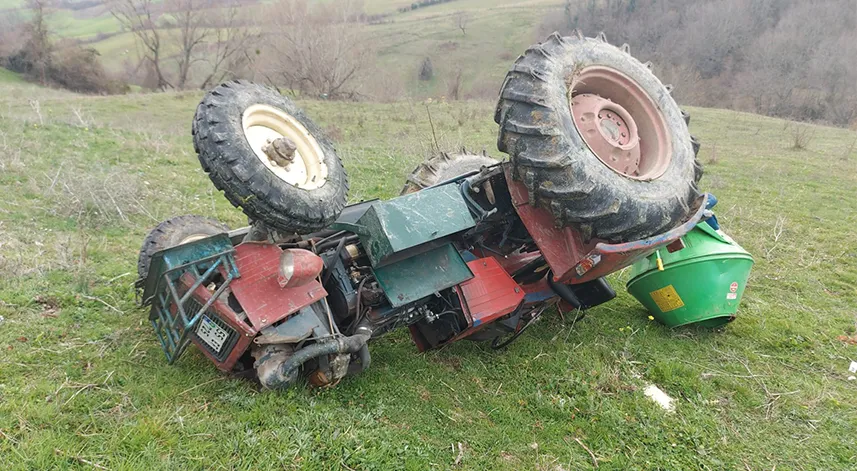 Traktör devrildi: 1 Ölü