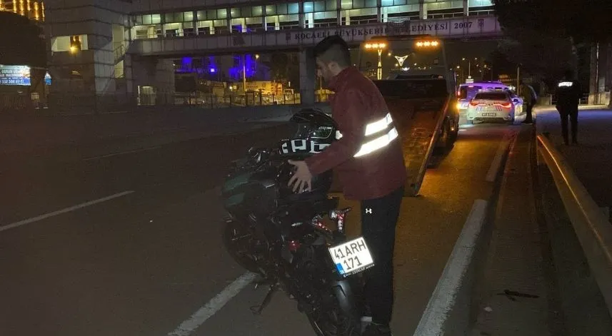 Üst geçidi kullanmayan 2 kişiye motosiklet çarptı