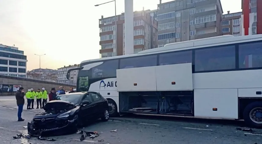 Otobüse çarpan otomobilin sürücüsü yaralandı