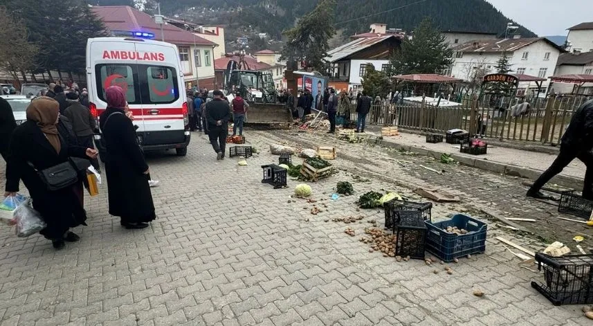 Freni boşalan iş makinesi pazarın içerisine daldı