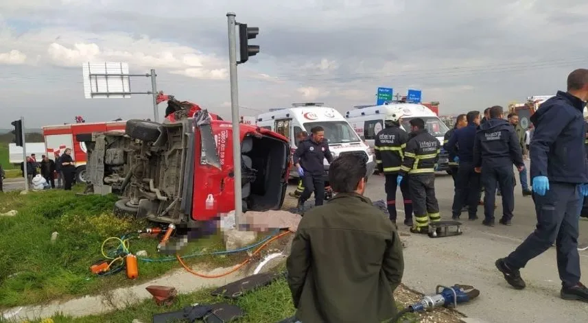 Tır, yolcu minibüsüne çarptı: 5 ölü, 10 yaralı