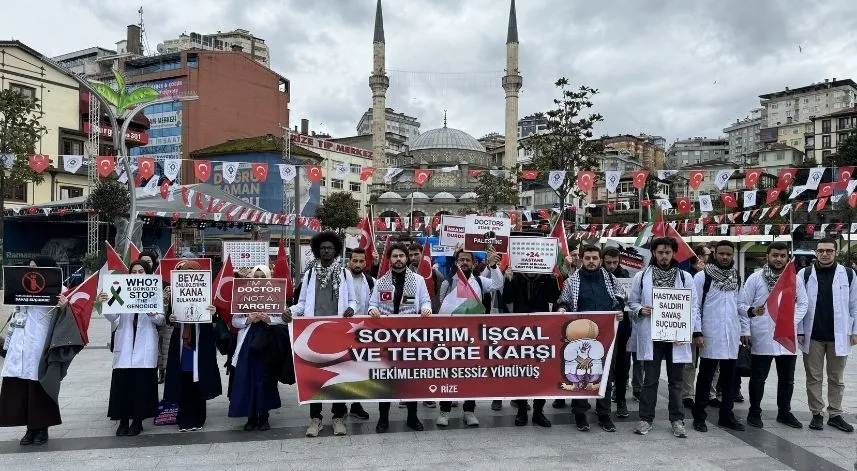 Rize'de sağlık çalışanları 'sessiz yürüyüş' ile İsrail'i protesto etti
