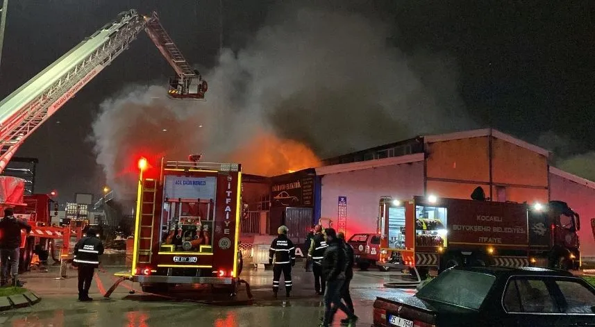 5 iş yerinin küle döndüğü yangında 1 kişi öldü