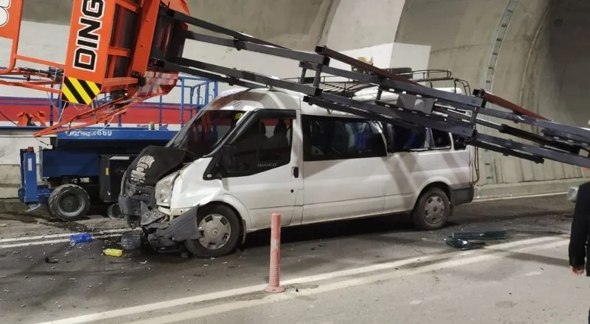 Minibüs, tünelde çalışan işçilerin bulunduğu platforma çarptı: 8 Yaralı 