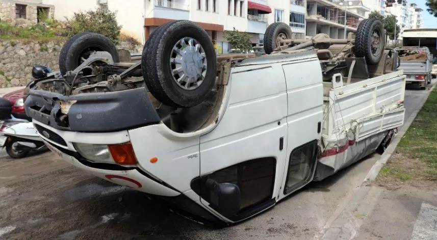 Ordu'da takla atan kamyonet vinç yardımıyla kaldırıldı