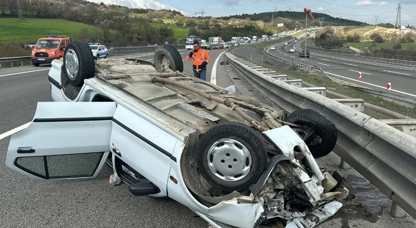 Bolu'da devrilen otomobildeki 2 kişi yaralandı