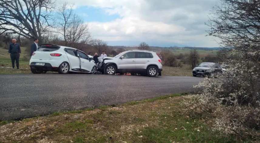 Otomobiller kafa kafaya çarpıştı: 8 yaralı